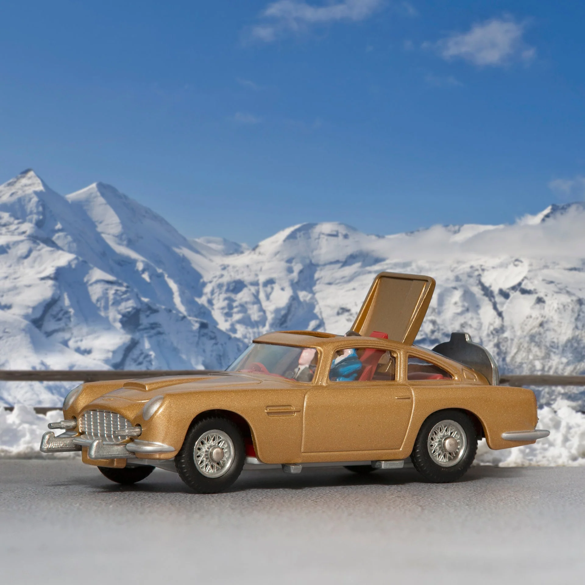 James Bond's Aston Martin D.B.5 (261) - Image 12